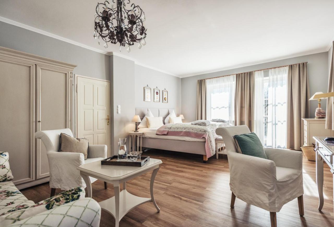 Biohotel Schlossgut Oberambach Екстериор снимка